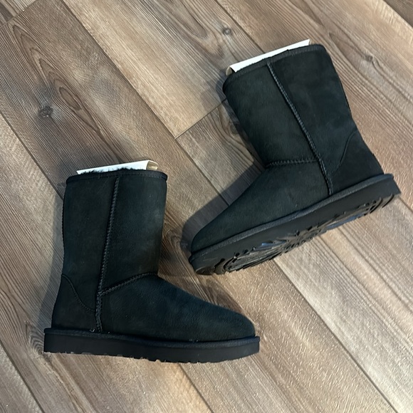 UGG Classic Short ll Boots - Picture 4 of 5